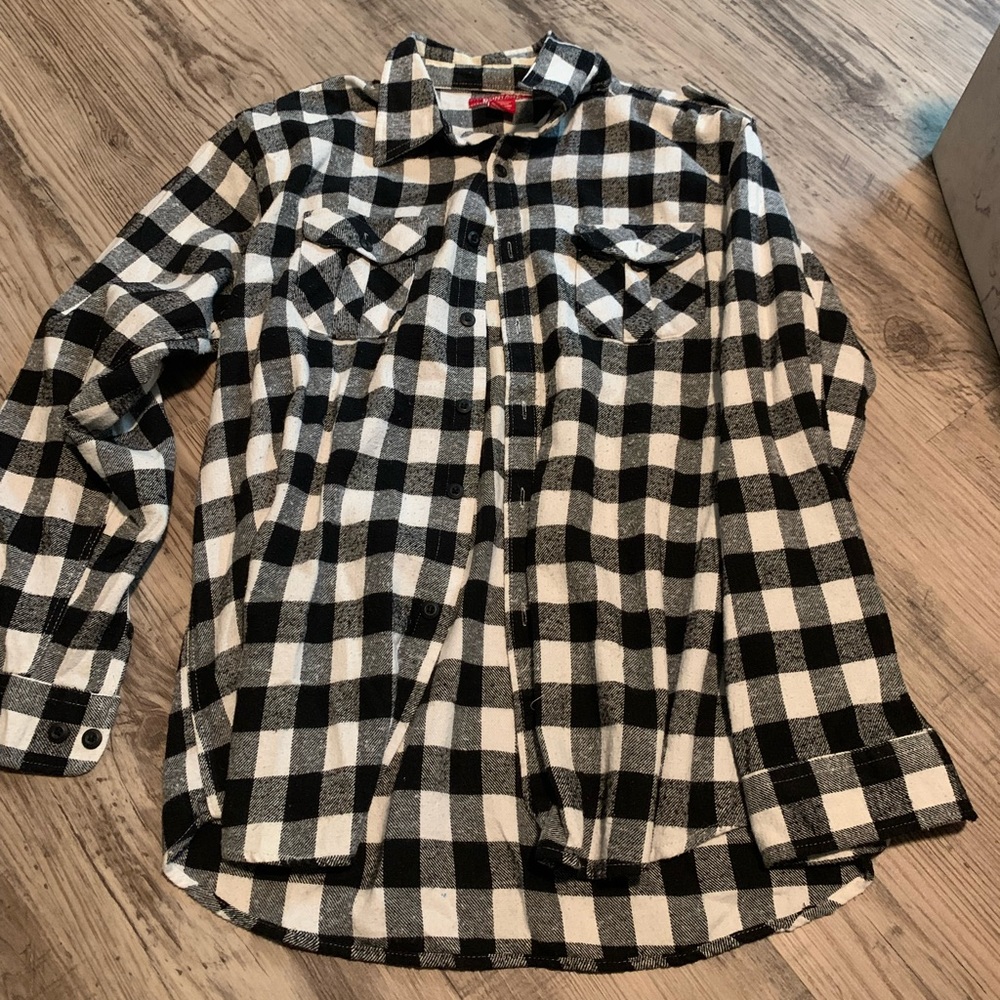 EUC - Men’s flannel Long Sleeve Button Up XL